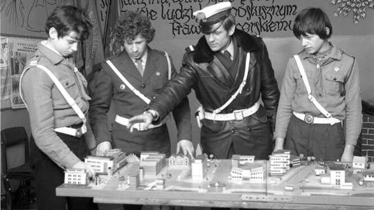 Milicjanci w PRL-u byli nie tylko słabo wyszkoleni. Zdjęcia sprzed lat