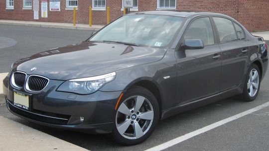 Milion BMW serii 5 i 6 z możliwą wadą fabryczną. Ryzyko pożaru