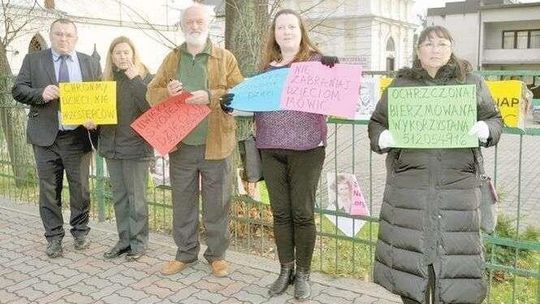 Milion dla ofiar księdza pedofila? Rodziny ofiar żądają zadośćuczynienia i przeprosin