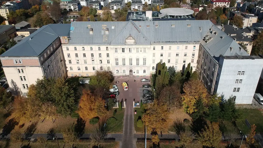 Milionowe kontrakty lekarzy. MON tłumaczy sytuację szpitala wojskowego