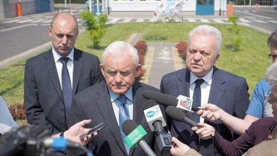 Miller w Świdniku o przetargu na śmigłowce i krytyce ze strony działaczy z Lublina