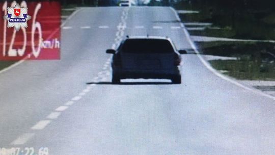 Minęła policyjną kontrolę prędkości, od razu przyśpieszyła. To był błąd