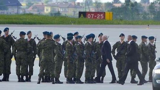 Minister Antoni Macierewicz odlatuje z lotniska Lublin