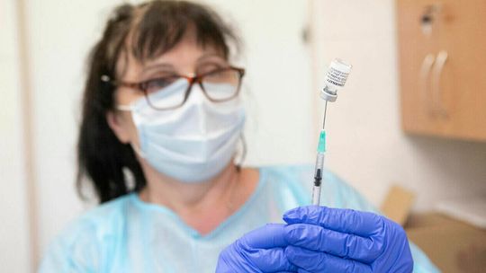 Minister kultury: Musimy przekonywać do szczepień nieprzekonanych, czwarta fala jest nieuchronna