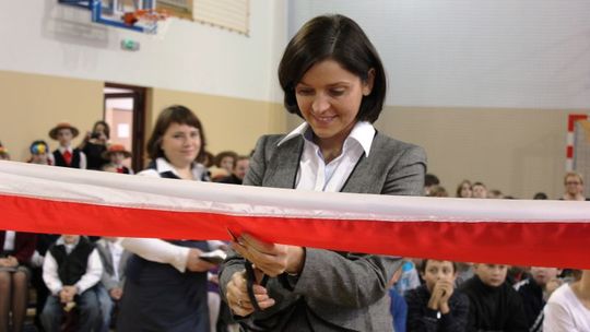 Minister Mucha otworzyła salę sportową w Bochotnicy 