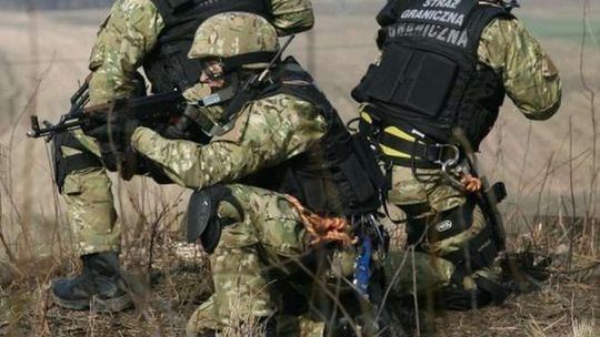 Minister nagradza za męstwo. Po 2,5 tys. zł od MSWiA