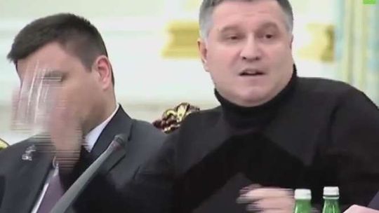 Minister nie wytrzymał i rzucił szklanką w drugiego polityka (wideo)