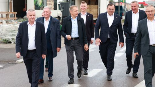 Minister rolnictwa odwiedził Elizówkę. Rozmawiał z handlowcami i rolnikami