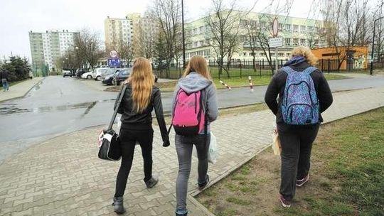 Minister: Szafki na książki w 98 proc. szkół. Rodzice: Zaklinanie rzeczywistości nic nie da