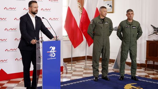 Minister w Dęblinie. Chce skrócić czas szkolenia pilotów