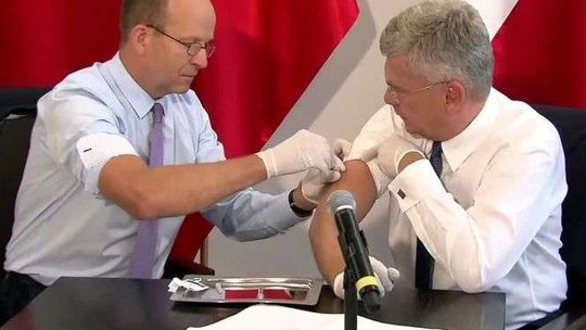 Minister zaszczepił marszałka. "Lobby antyszczepionkowe jest pozbawione logicznych i naukowych podstaw"