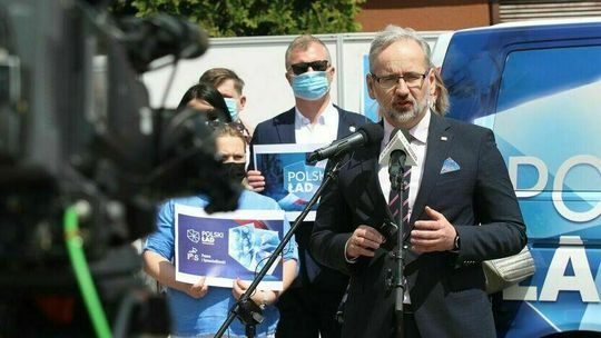 Minister zdrowia: "W okresie epidemii wzrosło ryzyko uzależnienia cyfrowego". Co ze szczepieniami w szkołach?