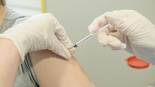 Ministerstwo podało ile zmarło osób zaszczepionych przeciw COVID-19