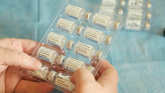 Ministerstwo Zdrowia: E-skierowanie na szczepienie przeciw COVID-19 wystawiono 72 tys. uchodźców z Ukrainy