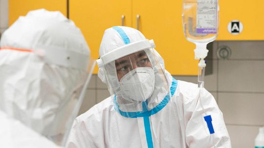 Ministerstwo Zdrowia: Niepokoją nowe warianty koronawirusa, musimy nadal zachować ostrożność