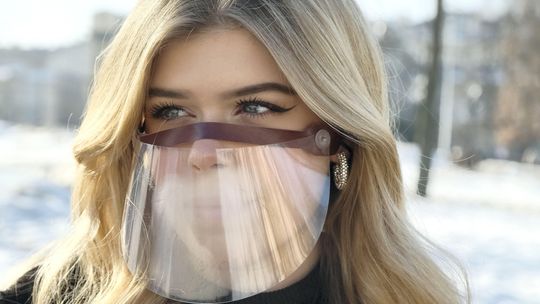 Ministerstwo Zdrowia: Od soboty zakaz noszenia przyłbic czy szalików