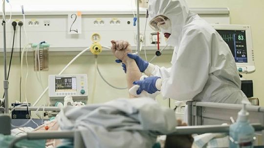 Ministerstwo Zdrowia: Omikron w niemal 70 proc. przebadanych próbek