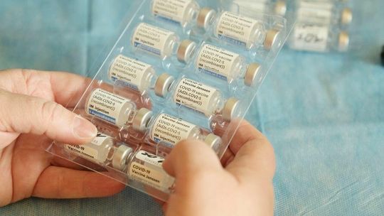 Ministerstwo Zdrowia: Zaledwie 0,77 proc. w pełni zaszczepionych zostało zakażonych