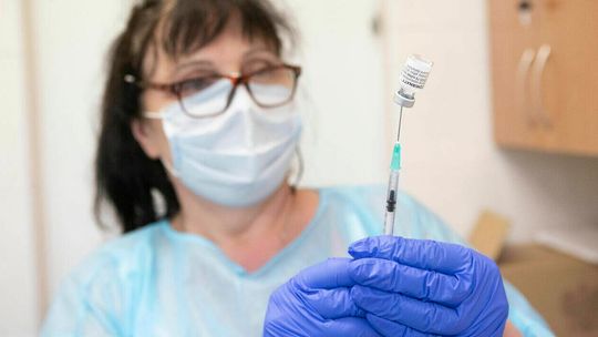 Ministerstwo Zdrowia: Zaledwie 1,1 proc. w pełni zaszczepionych przeciw COVID-19 zostało zakażonych