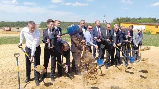 Ministrowie, posłowie i dyrektorzy wbili "pierwszą" łopatę. Budowa ekspresówki trwa od kilku miesięcy