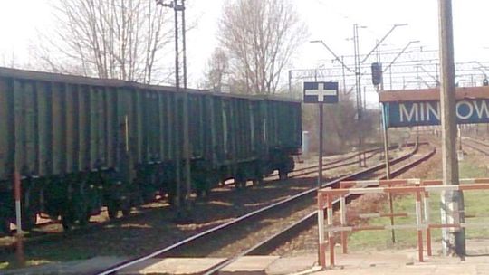 Minkowice: Wagony zagradzają przejście. \"Musimy chodzić przez tory. To niebezpieczne\"