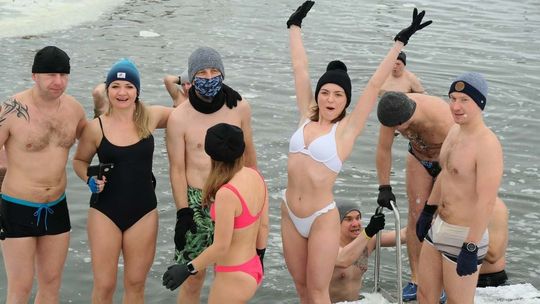 Minus 8 a oni do Zalewu Zemborzyckiego. Wielu z nich morsowało, zanim to się stało modne