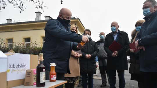 Miód, sok i suszone owoce. Tak marszałek wspiera lubelskich medyków