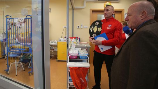 Mistrz Polski w kickboxingu w Hospicjum dla Dzieci im. Małego Księcia. "Pomóc może każdy"