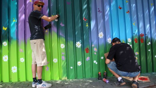Mistrzowie sprayu nie próżnują. Zdobią miasto muralami