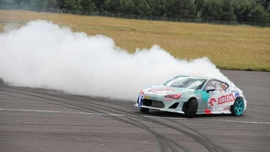 Mistrzowski drift na lotnisku w Białej Podlaskiej