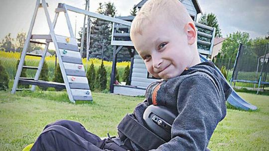 Mistrzowski kask Motoru Lublin ma pomóc Ignacemu. Nóżki 6-latka "śpią"