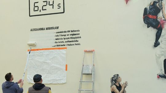 Mistrzyni olimpijska przemaluje swój mural. Aleksandra Mirosław w środę gościć będzie przy Krakowskim Przedmieściu 55