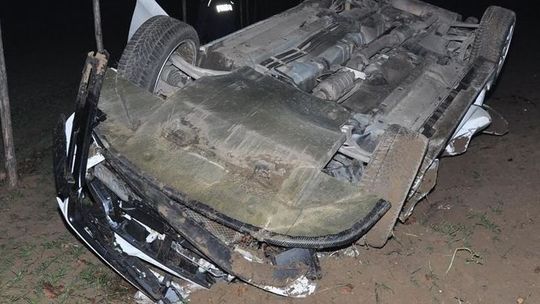 Mitsubishi dachowało na polu. W środku było pięć osób