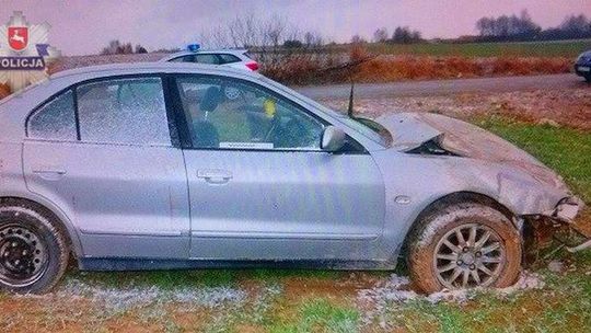 Mitsubishi wypadło z drogi. Kierował 19-latek bez prawa jazdy