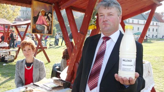 Mleko prosto od krowy z wybiegu