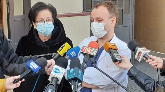 Młoda kobieta urodziła dziecko, ale sama jest w stanie krytycznie ciężkim. Dramatyczny apel o szczepienie się ciężarnych