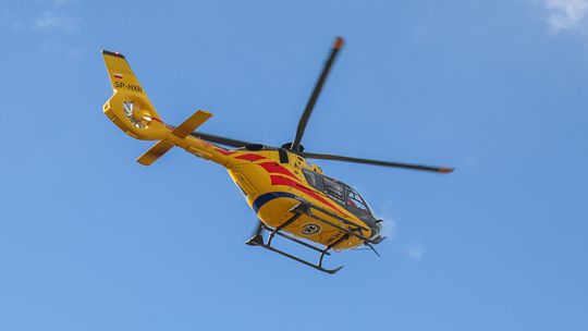 Młoda kobieta włożyła stopę do maszyny rolniczej. Ranną zabrał śmigłowiec