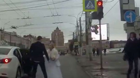 Młoda para kłóci się na środku ulicy. Takie rzeczy tylko w Rosji (wideo)