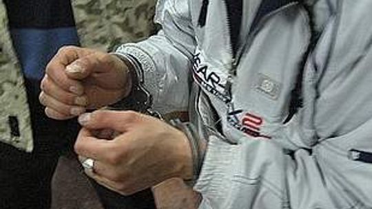 Młode kobiety powołały się na księdza i napadły na 83-latkę