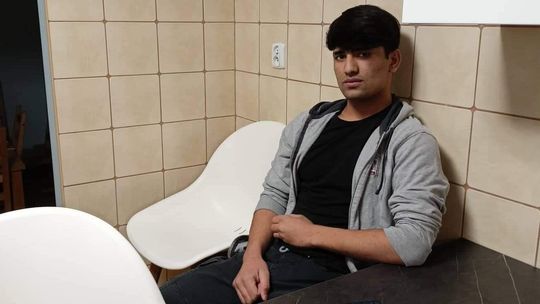 Młody Afgańczyk uciekał przed wojną. Czy znany biznesmen pomoże mu stanąć na nogi?