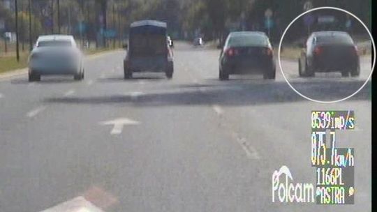 Młody kierowca szalał w BMW na al. Solidarności. Nie wiedział kogo wyprzedza [wideo]