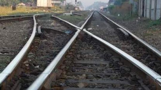 Młody mężczyzna zginął pod kołami pociągu