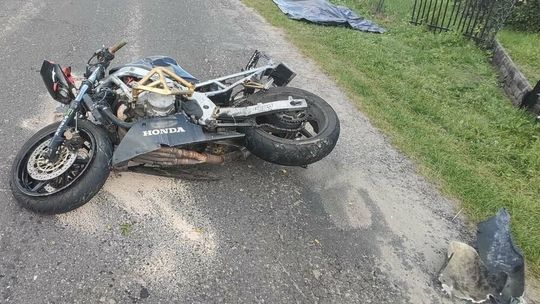 Młody motocyklista rozbił się na ogrodzeniu. Gdyby uszanował wyrok sądu, by żył