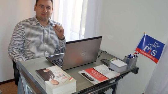 Młody radny zaprasza do mieszkania swoich rodziców