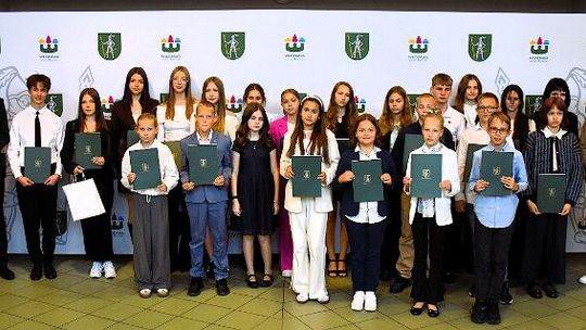 Młodzi ambasadorowie Włodawy. Najzdolniejsi uczniowie odebrali stypendia