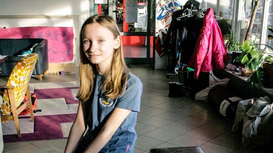 Młodzi artyści naprawiają seniorom meble