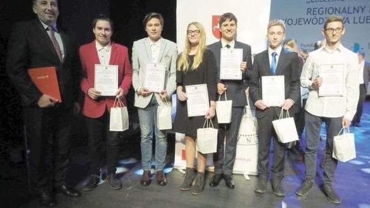 Młodzi i bardzo zdolni. 725 uczniów dostało stypendia od marszałka