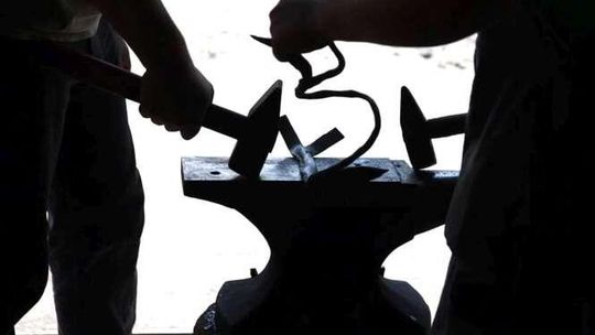 Młodzi kowale w Wojciechowie zgłębiają tajniki sztuki kowalskiej