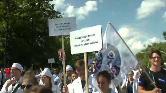 Młodzi lekarze protestowali w Warszawie. Domagają się podwyżek