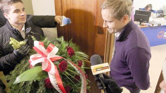 Młodzi lewicowcy z nagrobnym wieńcem w PO